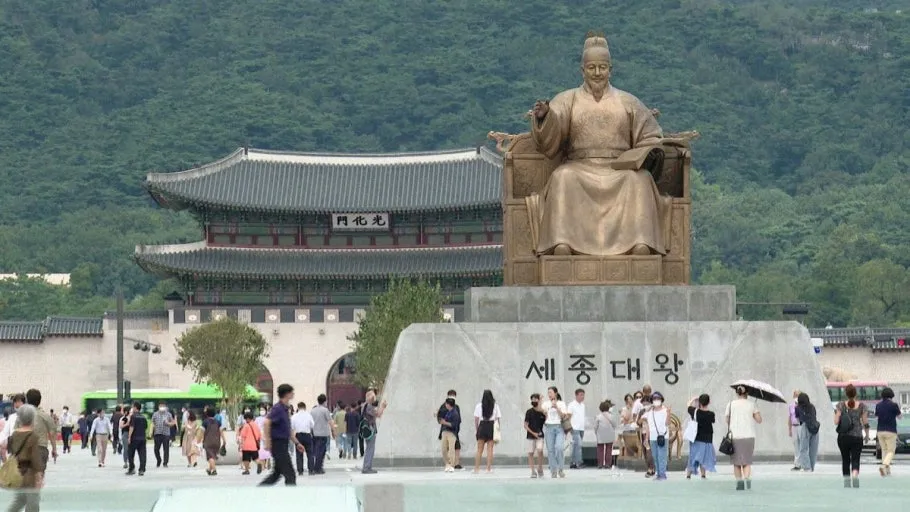 King Sejong statue at Gwanghwamun Square with Gwanghwamun Gate in Seoul